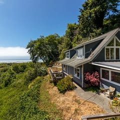 Clam Beach Cottage - New, spectacular ocean view stay!