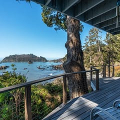 Raven House - Hot Tub,  Romantic Ocean Views!