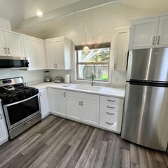 11th Street Studio ~ New/ Stylish & 3 blocks to Plaza!