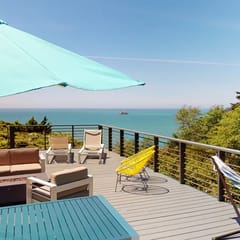 Baker Beach House - NEW LOWER RATE & GREAT VALUE w/ Hot Tub and ocean views!