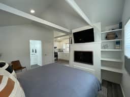 11th Street Studio ~ New/ Stylish & 3 blocks to Plaza! - Image 5