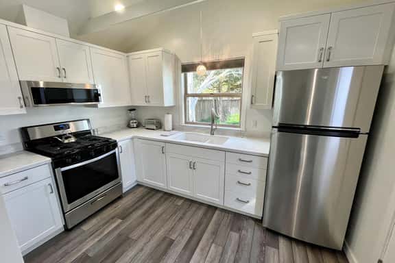 11th Street Studio ~ New/ Stylish & 3 blocks to Plaza! - Image 1