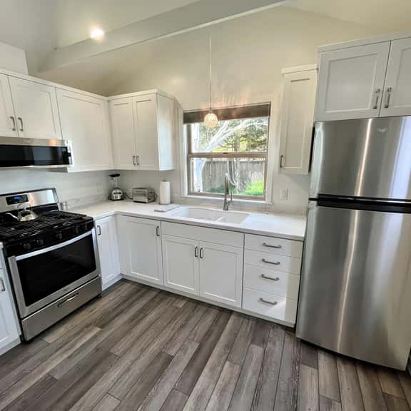 11th Street Studio ~ New/ Stylish & 3 blocks to Plaza! - Image 1