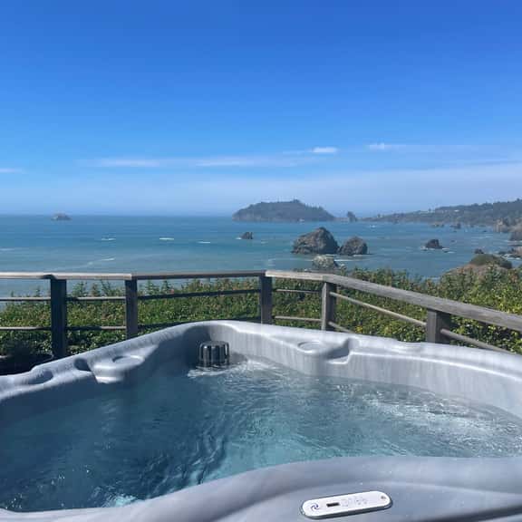 Luffenholtz Surfside Cabin ~ Romantic & Hot Tub - Image 1