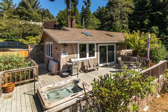 Redwood Beach Retreat - Hot Tub, Walk to Beach, 3 King beds! - Image 4