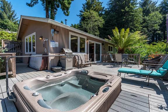 Redwood Beach Retreat - Hot Tub, Walk to Beach, 3 King beds! - Image 3