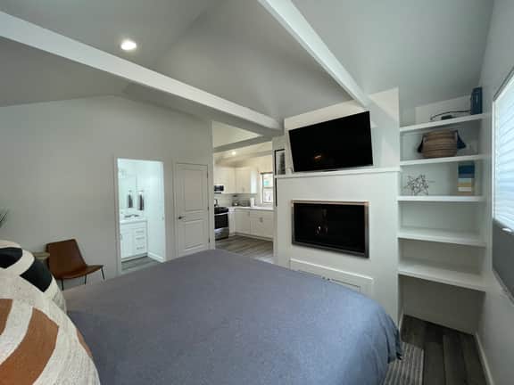11th Street Studio ~ New/ Stylish & 3 blocks to Plaza! - Image 5