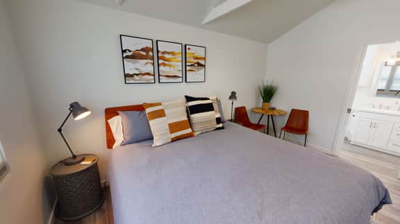 11th Street Studio ~ New/ Stylish & 3 blocks to Plaza! - Image 2