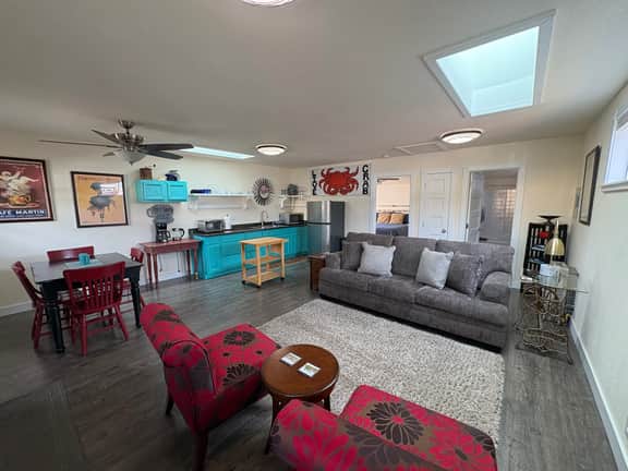 Crabber's Cottage - Walk to Beach, In Town, Comfortable - Image 3