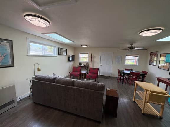 Crabber's Cottage - Walk to Beach, In Town, Comfortable - Image 5