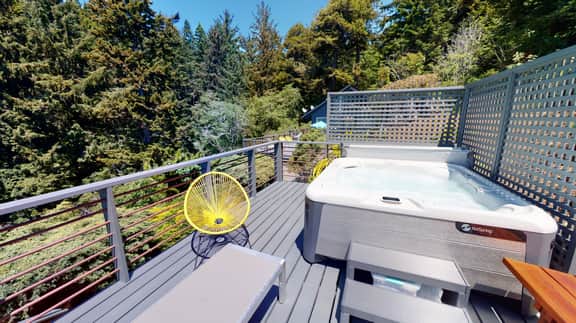 Baker Beach House - NEW LOWER RATE & GREAT VALUE w/ Hot Tub and ocean views! - Image 4
